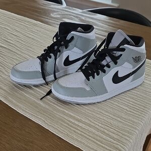 Nike Air Jordan High-Tops in White and Gray